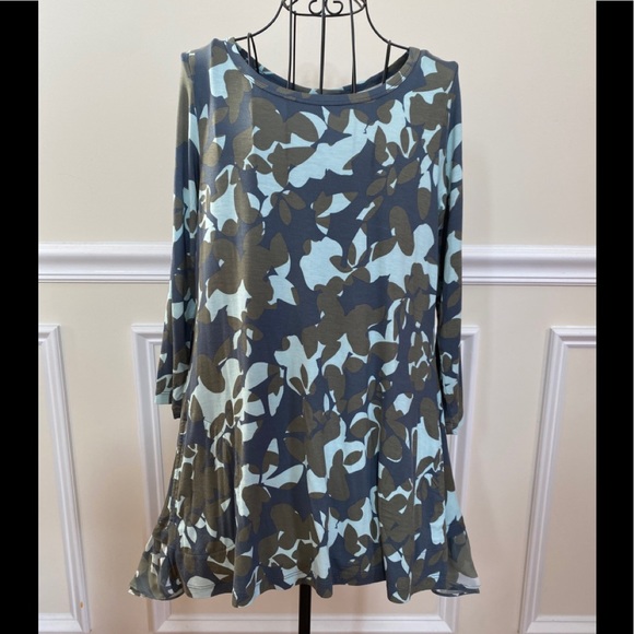 NWOT LOGO Lori Goldstein Tunic Print Top